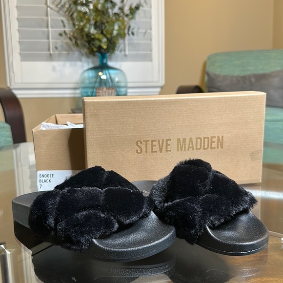 Women’s Steve Madden Black furry slides marked a 7 size up so sizing as a 6 - Picture 3 of 6